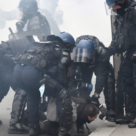 Während einer Demonstration der «Gelbwesten» in Paris 2021 wird ein Demonstrant von der Polizei festgenommen.