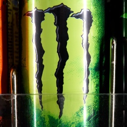 Nahaufnahme von Monster-Energy-Drinks in einem Getränkeautomaten.