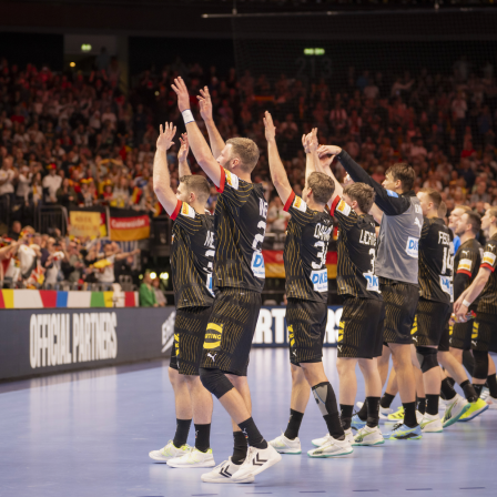 Deutschlands Handballer bedanken sich nach dem Sieg gegen Nord Mazedonien bei den Fans