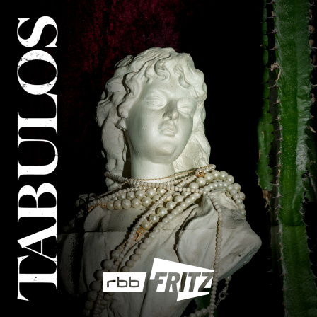 Ein Bild des Podcasts "Tabulos" ist zu sehen. Eine weiße Büste einer jungen Frau mit Perlenketten neben einem Kaktus. (Quelle: Fritz | Clara Renner)