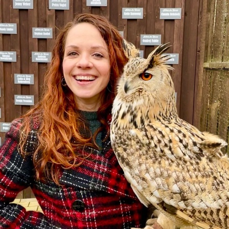 Reporterin Helen Roth mit Eule.