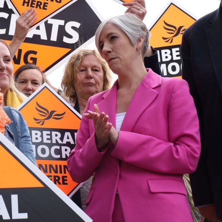 Die stellvertretende Vorsitzende der britischen Liberaldemokraten, Daisy Cooper, bei einem Wahlkampfbesuch im Wahlkreis Godalming und Ash.