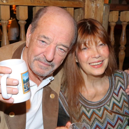 Ralph Siegel und Katja Ebstein stoßen gemeinsam auf dem Oktoberfest an.