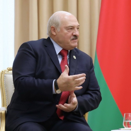 Alexander Lukaschenko, Präsident von Belarus, gestikuliert während eines Gesprächs mit dem iranischen Präsidenten Raisi (nicht im Bild).