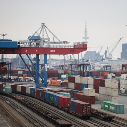 Container werden auf dem Terminal Tollerort der Hamburger Hafen umgeschlagen. 