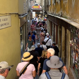 Besucher drängen sich in der "Calle de la Madoneta", eine der engen Gassen.