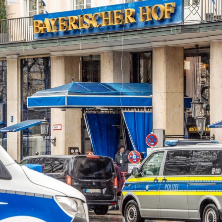 Polizei sichert das Hotel Bayerischer Hof einen Tag vor Beginn der Münchner Sicherheitskonferenz