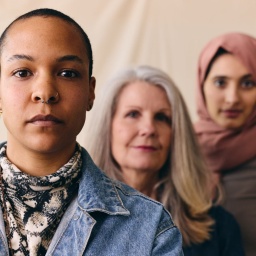 Vier Frauen schauen gemeinsam in die Kamera. 