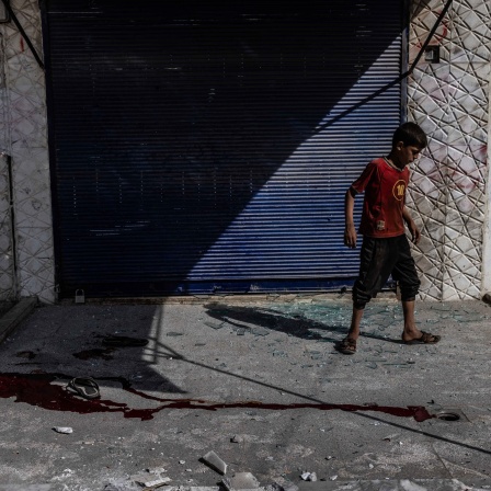 Ein Kind begutachtet die Schäden nach einem Raketenangriff des syrischen Regimes auf die Stadt Idlib.