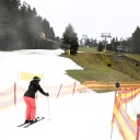 Eine Skifahrerin fährt auf einem Kunstschneestreifen zu einer Liftstation, Archivbild: 26.12.2022
