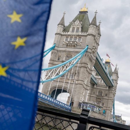 EU-Flagge vor Tower Bridge
