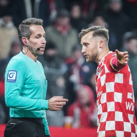 Die Kapitänsregelung wird ab der neuen Saison in allen deutschen Spielklassen eingeführt / Symbolbild: Schiedsrichter und Kapitän