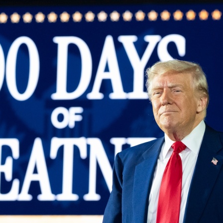 US-Präsident Donald Trump kommt an, um im Macomb County Community College Sports Expo Center über seine ersten 100 Tage im Amt zu sprechen.