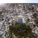 Dutzende Fahrräder hängen an der Hausfassade des Fahrradhof Altlandsberg.