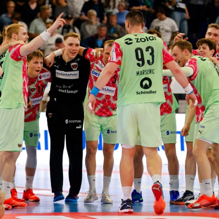 Die Speiler der Füchse Berlin feiern nach Sieg gegen THW Kiel (Bild: picture alliance/dpa | Frank Molter)