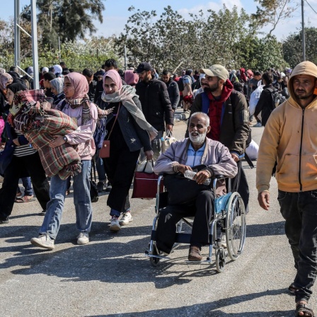 Palästinenser flüchten mit einigen ihrer Habseligkeiten durch den westlichen Ausgang der Stadt in den Süden des Gazastreifens.