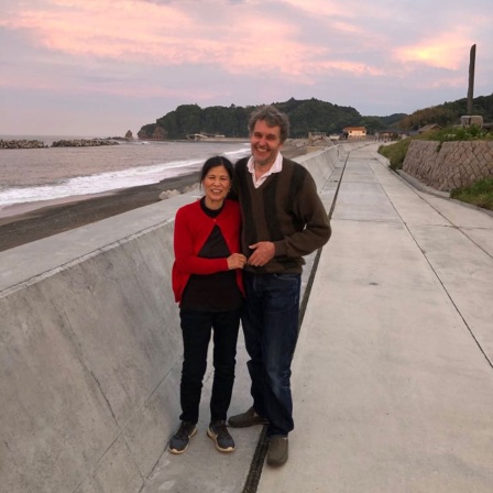 Am Strand von Yotsukura, Jürgen und Mariko Oberbäumer