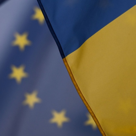 Das Bild zeigt die Flagge der Ukraine und die europäische Flagge.