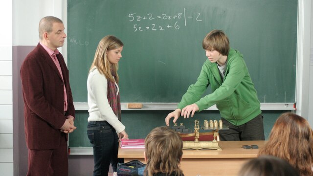 Lehrer Schuckmann mit Linda und Vincent in der Mathestunde.