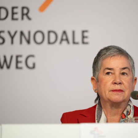 Irme Stetter-Karp, Präsidentin des Synodalen Weges, spricht während der Eröffnungspressekonferenz der vierten Synodalversammlung der katholischen Kirche (Bild: picture alliance/dpa | Sebastian Gollnow)