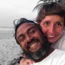 Romy und Mia am Strand in Sri Lanka