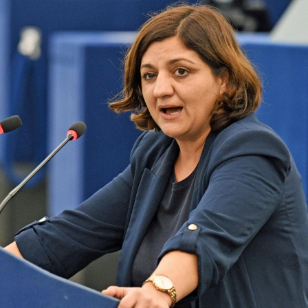 Özlem Demirel von der Linkspartei spricht im EU-Parlament in Straßburg.