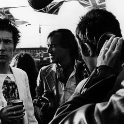 Sex Pistols 1977 bei einem Bootskonzert auf der Themse