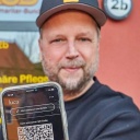 "Michi" (links) und "Smudo" von der Hip-Hop-Band "Die fantastischen Vier" werben vor dem Bernburger ASB-Pflegeheim "Am Kurpark" für die neue Handy-App "luca" zur effektiveren Pandemie-Bekämpfung.