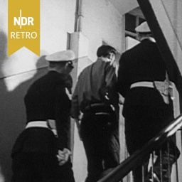 Hamburg-St. Pauli, zwei Polizosten bringen einen jungen Mann auf das Revier, 1960.