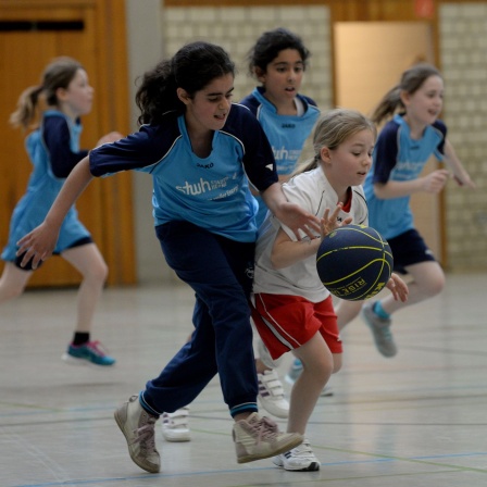 Berliner Grundschülerinnen spielen Basketball
