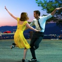 Emma Stone und Ryan Gosling tanzen im Film lalaland vor Hollywoodkulisse