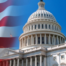 Die USA-Flagge weht vor dem Kapitol in Washington (Bildmontage).