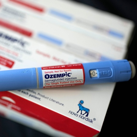 Eine Spritze des Diabetesmedikaments Ozempic liegt auf Medikamentenschachtel.