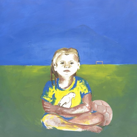 Auf dem Gemälde sitzt ein Kind auf einer Wiese, im Hintergrund ist ein kleines Tor angedeutet. Das Kind trägt in T-Shirt in blau und gelb