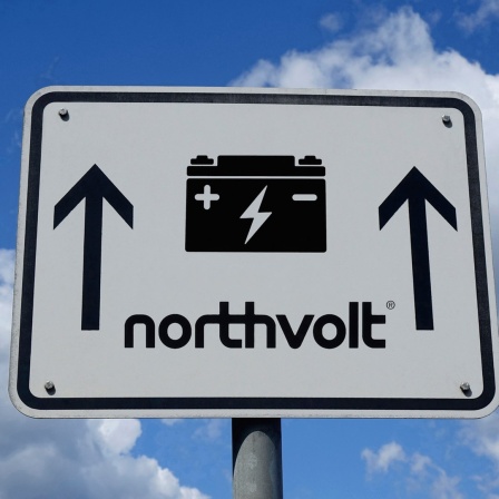 Ein Wegweiser zeigt den Weg zur Batteriefabrik Northvolt an.