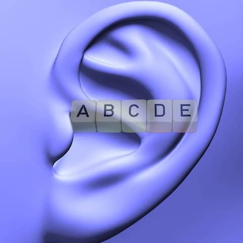 Collage: Buchstabenwürfel / Menschliches Ohr, 3D Illustration
