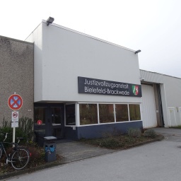 Eingangstür der Justizvollzugsanstalt Bielefeld-Brackwede