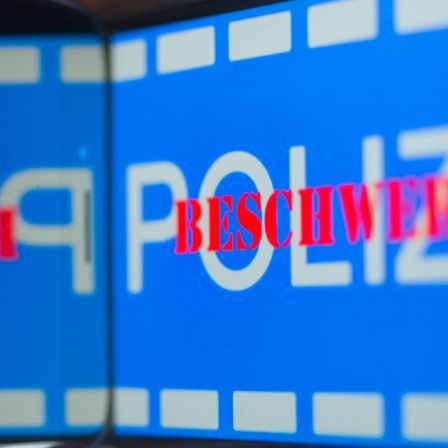 ILLUSTRATION - Das Wort &#034;Beschwerde&#034; und das Logo der Polizei
