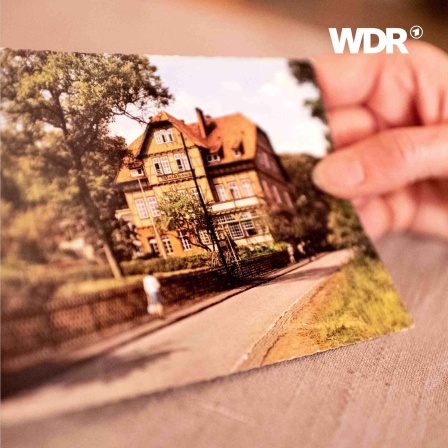 Sabine Schwemm, die als Kind in die Kinderheilanstalt "Waldhaus" Bad Salzdetfurth geschickt wurde, hält in ihrer Hand eine historische Postkarte der Heilanstalt.