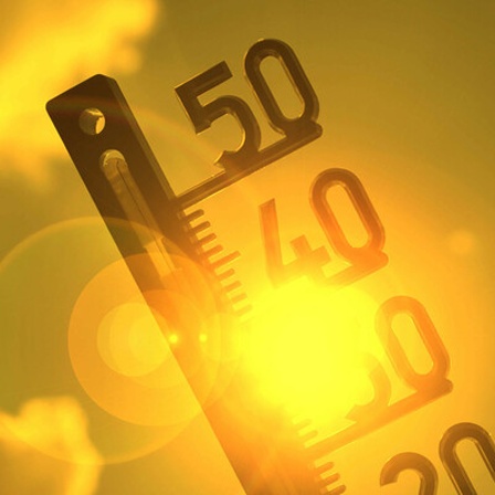 Die Sonne brennt auf ein Thermometer