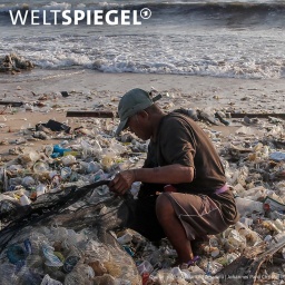 Plastiksammler am Strand