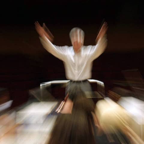 Ein Dirigent bei einem Konzert