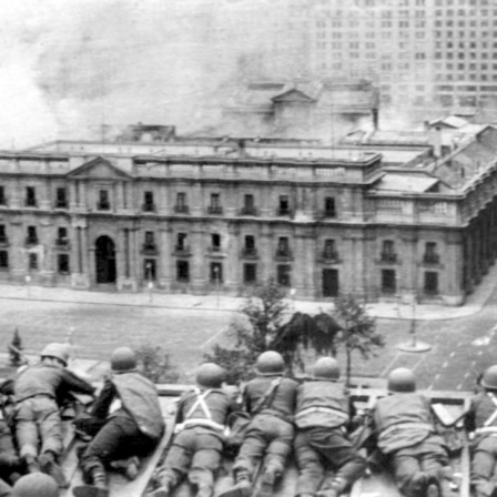 Einheiten der putschenden Militärs feuern vom Dach eines gegenüberstehenden Gebäudes auf den Palast, 11. September 1973.
