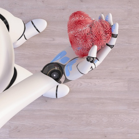 Roboter hält ein Herz in der Hand.
