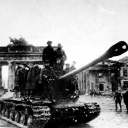 T34 und Soldaten der Roten Armee am Brandenburger Tor