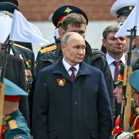 Der russische Präsident Wladimir Putin nimmt an einer Kranzniederlegung am Grab des Unbekannten Soldaten nach der Militärparade zum Tag des Sieges in Moskau teil.