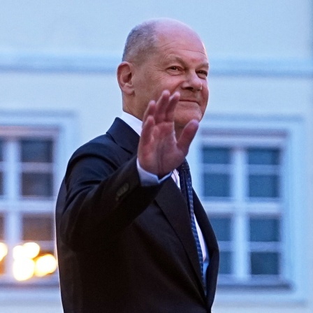 Der geschäftsführende Bundeskanzler Olaf Scholz (SPD) verlässt nach der Ãbergabe der Entlassungsurkunden durch Bundespräsident Steinmeier winkend das Schloss Bellevue.
