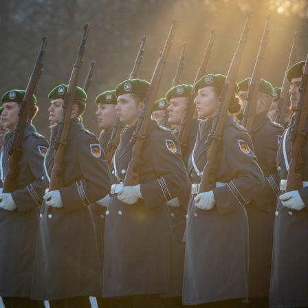 Soldatinnen und Soldaten des Wachbataillons der Bundeswehr treten an zu einem Empfang im Bendlerblock in Berlin (Bild: picture alliance / photothek.de/ Juliane Sonntag) 