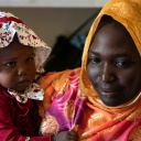 Mutter und Kind beim Malariatest in einem Krankenhaus in Nyala, im Süden der Region Darfur (30.08.2021) 