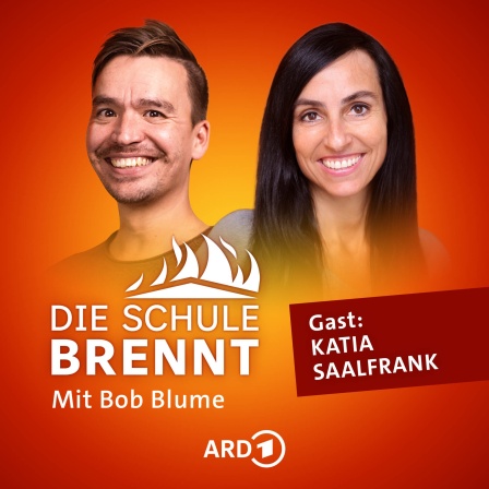 Katia Saalfrank und Bob Blume auf dem Podcast-Cover von &#034;Die Schule brennt - Mit Bob Blume&#034;